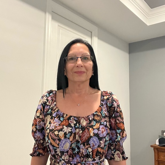 Peasant style - can be worn off the shoulders. - Picture 4 of 5